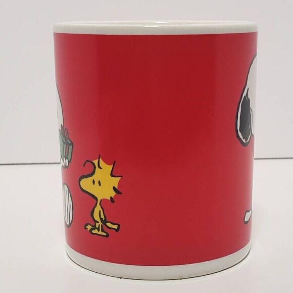 ‎Vintage Red Snoopy Woodstock Gift Giving Holiday Coffee Mug - Picture 4 of 8